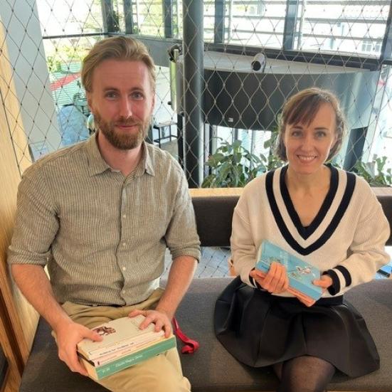 Patrick og Marie medbringer hver deres lille bogstak med anbefalinger