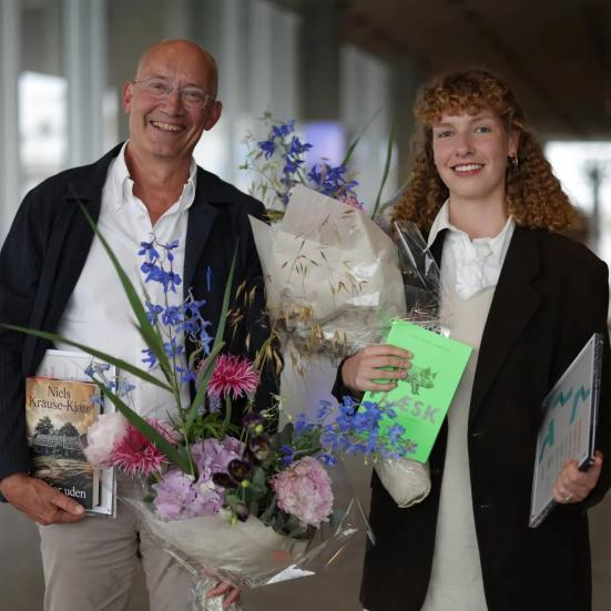 De to prisvindere af Jyllands-Postens litteraturpris med blomster