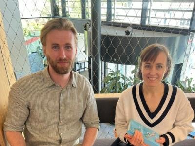 Patrick og Marie medbringer hver deres lille bogstak med anbefalinger