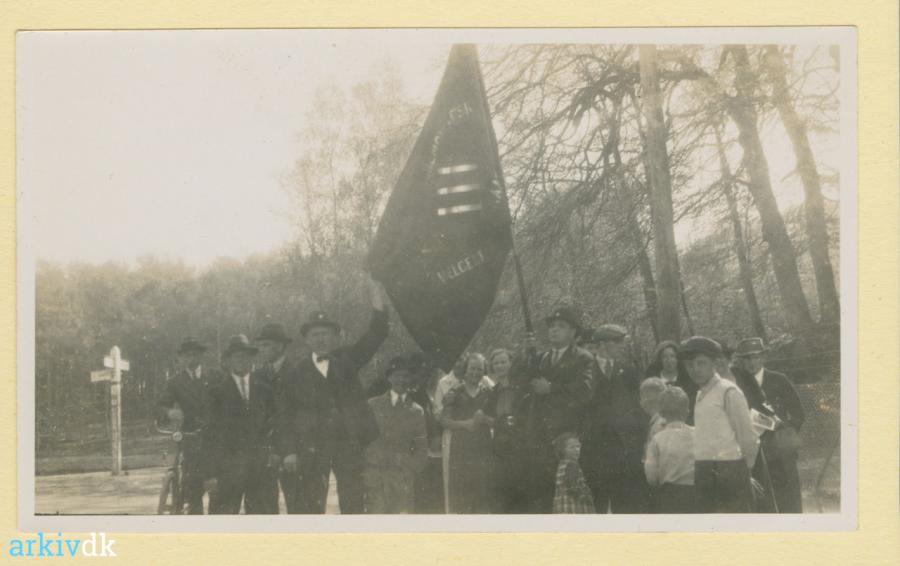 Foto venligst udlånt af Lyngby-Taarbæk Stadsarkiv: Raadvad socialdemokratiske forening, samlet før en spadseretur til Lyngby, 1. maj 1934